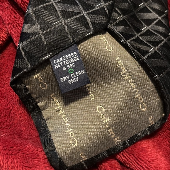 Calvin Klein Black Diamond Pattern Silk Tie - Picture 6 of 8